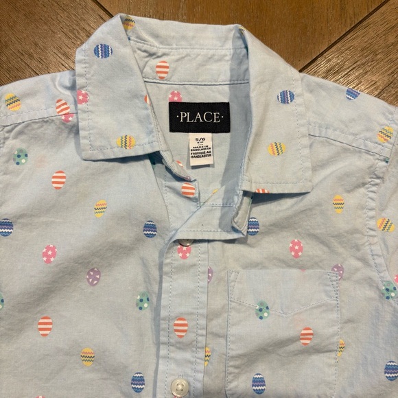 Place Other - The children’s Place Pastel Blue Shirt with Vibrant Egg Design Size 5/6